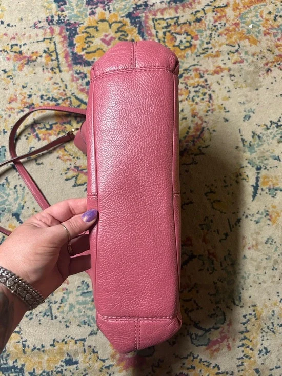 Coach Lexy shoulder bag in pink pebble leather, with a three-compartment design - Picture 4 of 5